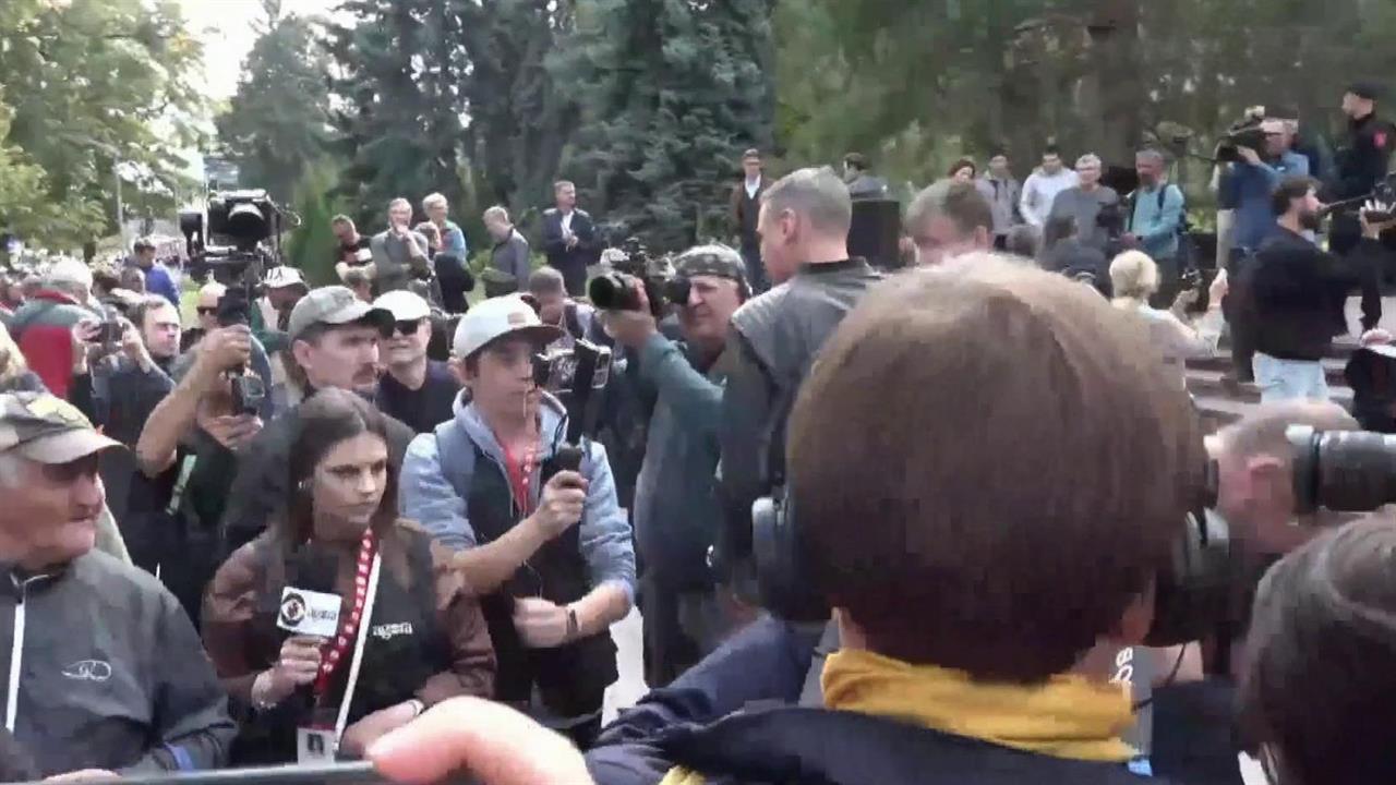 Сотни человек вышли на митинг в центре Кишинева