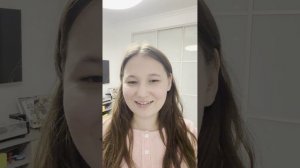 В видео Дана говорит о первом групповом занятии, о своих страхах, перфекционизме и прокрастинации.