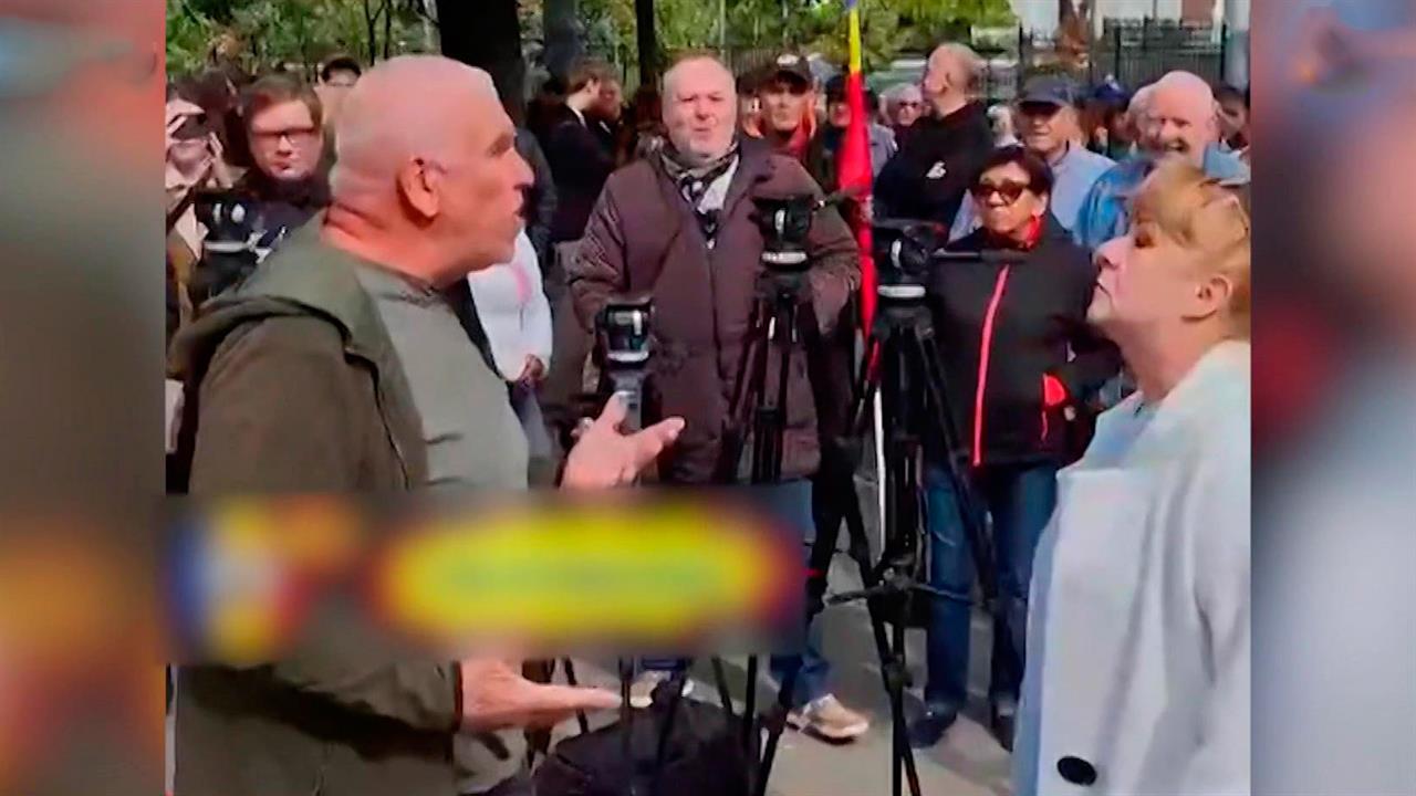 Протестующий в Молдавии получил сумкой по голове за проукраинский лозунг: видео