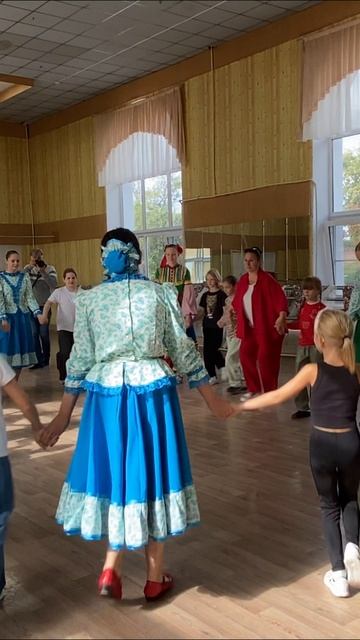 Мастер-класс по хороводным играм "Хороводные круги. Основные фигуры хоровода" смотреть онлайн