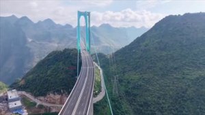 Самый высокий мост построили в Китае