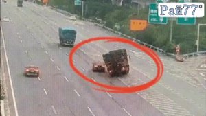 Опрокинул скотовозку