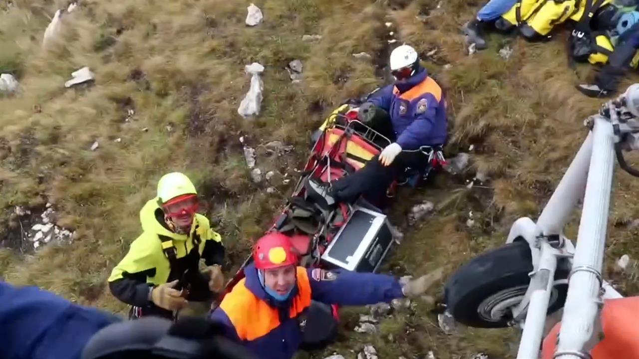 Двое альпинистов сорвались со скалы в Сочи, один погиб: кадры эвакуации
