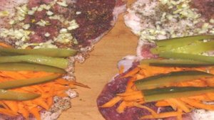 Мясной рулет с овощами
