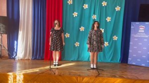 Девчонки танцуют на палубе