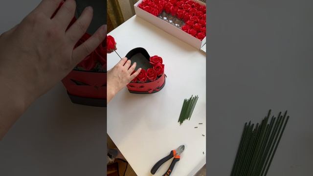 Букет и мыльных роз в шляпной коробке