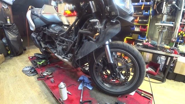 112. BMW C650GT. Перья вилки .
