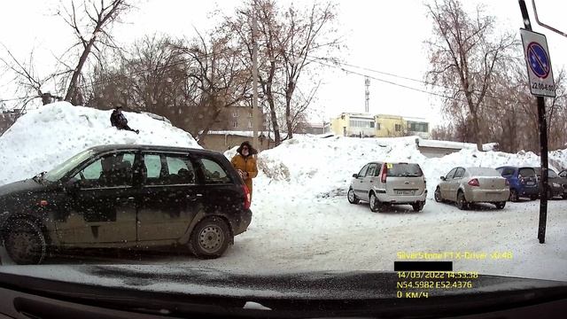 Женщина тупит за рулем. Видео с регистратора