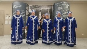"За тихой рекою, в берёзовой роще"