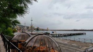 Ялта набережная после дождя. Море спокойное .Рыбаков нет....