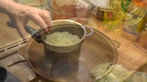 Как зажарить говяжью печень с маринованным луком.