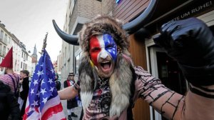 Участвовавший в штурме Капитолия в 2021 году шаман подал в суд на Трампа