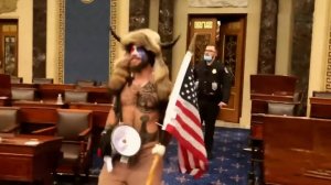 Штурмовавший Капитолий "шаман" хочет отсудить у Трампа пост главы США и $40 трлн