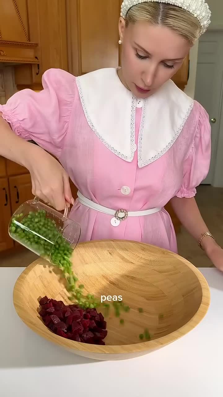 🥗 Vegetarian Beet Quinoa Salad with Parsley-Mustard Dressing (400 Cal | 15g Protein per serving) смотреть онлайн