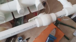 Продолжаю паять трубы под радиатором .