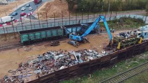 Перегружатель Fuchs и пресс ножницы Idromec. Погрузка металлолома в вагон.