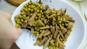 Полезный салат из печени и горошка! Очень вкусно!