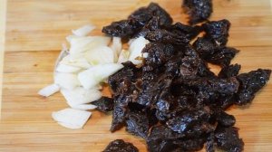 Кальмары, фаршированные грибами и черносливом