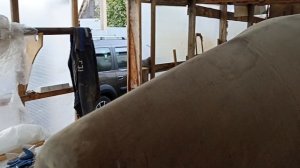 Корпус яхты оклеен стеклотканью. Проект Натали 800.