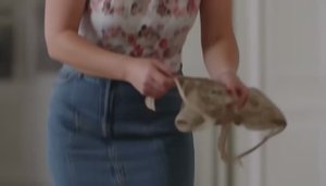 Женское нижнее белье падает с девушки