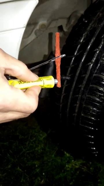 Как заклеить бескамерную шину жгутом. Не снимая колесо. смотреть онлайн