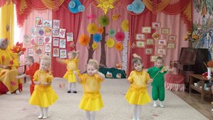 Танец с кленовыми веточками младшая группа