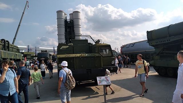 На форуме Армия была представлена новинка огромный тягач с Межконтинентальной Баллистической Ракетой