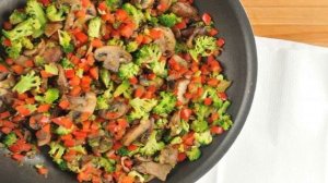 Кальцоне с брокколи и грибами