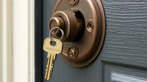 Меняем цилиндровый механизм входной двери.