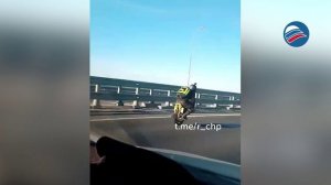Опасная езда: экстремал на моноколесе, разогнавшийся до 120 км/ч, шокировал водителей Волгограда