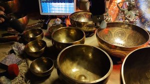 Как играть на ПОЮЩИХ ЧАШах. полчаса знакомства с чашами видами геометрией,
