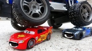 МУЛЬТИКИ ПРО МАШИНКИ 🚗 ГРУЗОВИК МАК И МОЛНИЯ МАКВИН   ИГРАЮТ В ДОГОНЯЛКИ В ВОДЕ