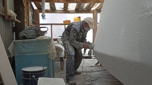 Шлифовка корпуса яхты.