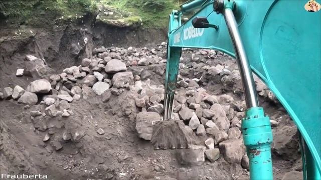 Строительство, экскаватор копает песок