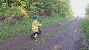 Вечерние приключения Вити на беговеле