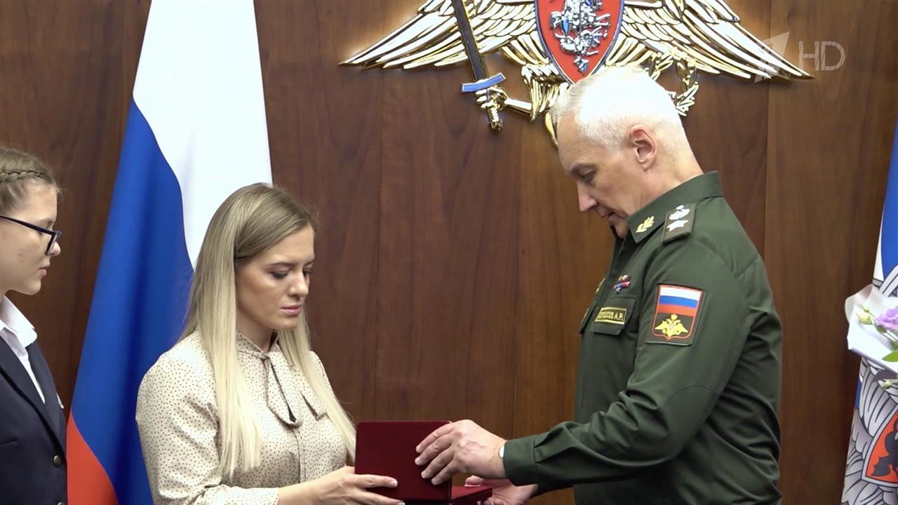 Министр обороны Андрей Белоусов передал "Золотую звезду" семье Героя России Константина Чиркова