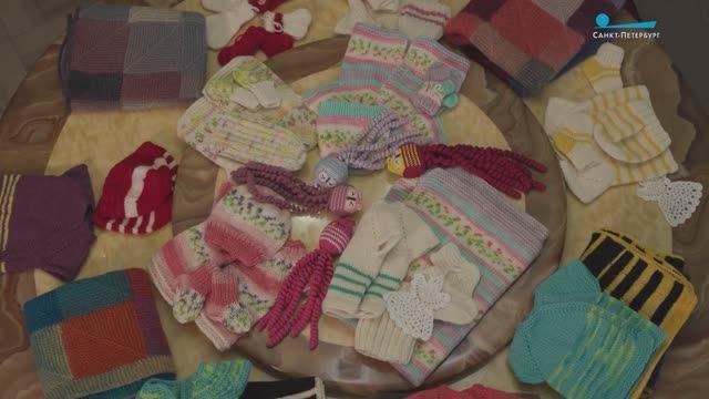 Петельки тепла: как петербуржцы помогают выхаживать недоношенных детей