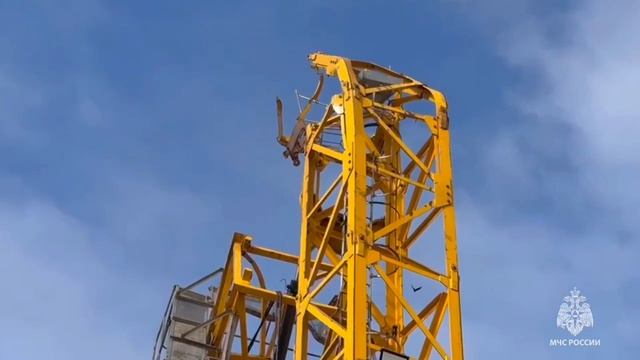 Башенный кран упал на стройке в Уфе смотреть онлайн