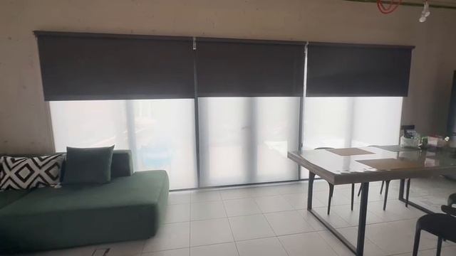 Двойные рулонные шторы с электроприводом на пульте управления