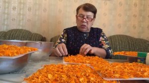 IMG_9112 Яблок насушила. Стелю бархатцы, для сушки.