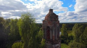 Опустевшая кладбищенская церковь