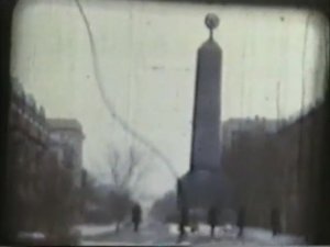 Видео Е. Чубукина. Его сестра (9 «А» класс школы № 48 Ленинского р-на) на посту № 1. Зима 1978-79.