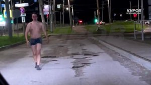 Пешеход в трусах и в носках