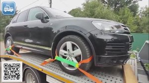 Эвакуатор Ford Transit с ломаной платформой переводит Volkswagen Touareg