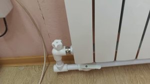 Делал пластиковое отопление . Спаял трубу под радиатором отопления .