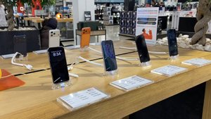 В Магазине  новый 17 iPhone  05 ру