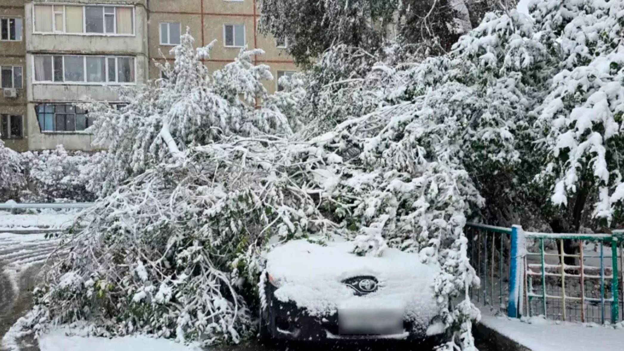 Трассы замело снегом, на дорогах образовались ДТП в Казахстане. Похолодание в Беларуси. Погода в СНГ