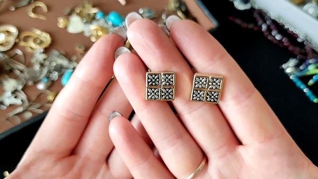 39.5 Изюминки заключительной части распаковки: антикварные броши, часы Hamilton и много серёг