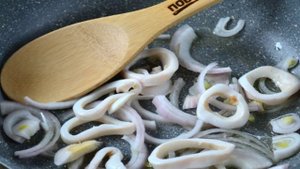 Кальмары, жаренные с луком в сметане