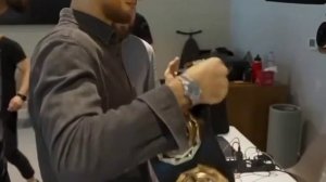 ⚡️Усман Нурмагомедов примеряет пояс чемпиона, который он будет защищать уже в эту пятницу.